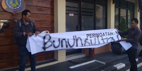Datangi Mapolda DIY, warga serahkan barang bukti tulisan ancaman ke Sultan
