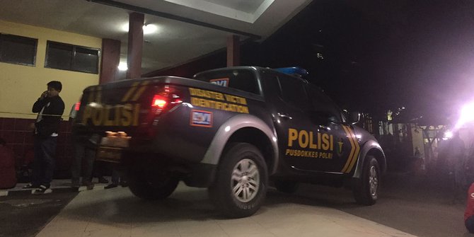 5 Mobil jenazah tinggalkan kamar mayat RS Polri Kramatjati, polisi masih berjaga