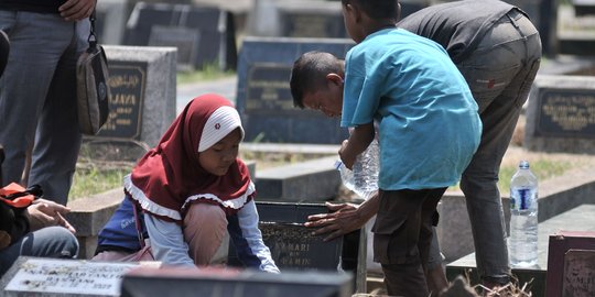 Berkah tradisi ziarah jelang Ramadan bagi anak-anak pembersih makam