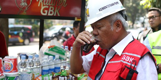 Asyiknya Menteri Basuki nikmati kopi keliling