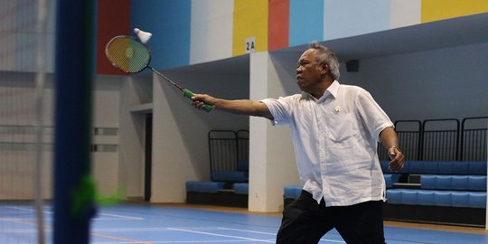 Aksi Menteri PUPR main bulu tangkis di Training Facility GBK