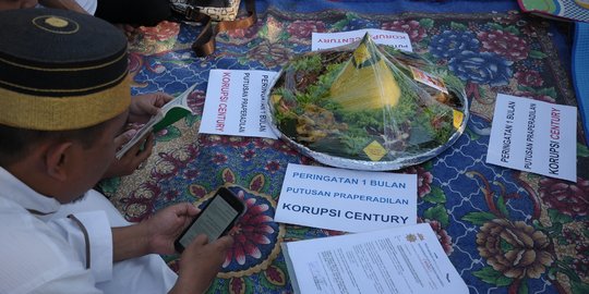 Peringati vonis praperadilan kasus Century, MAKI tumpengan di KPK