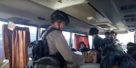 Video polisi menyuapi para narapidana terorisme di dalam bus