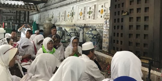 Ziarah Makam Sunan Gunung Jati, relawan Jokowi doakan korban rusuh Mako Brimob