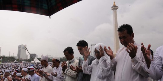 Massa aksi bela Palestina salat Subuh berjemaah di Monas
