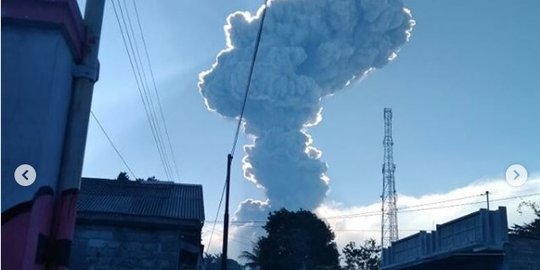 Gunung Merapi erupsi muntahkan material vulkanik, warga sempat panik
