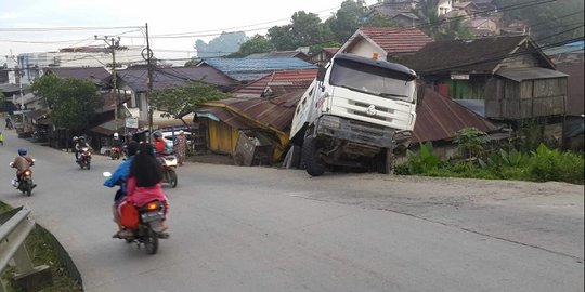 Tak kuat menanjak, truk roda 10 hantam rumah warga di Samarinda