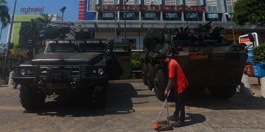 Kendaraan lapis baja TNI disiagakan di pertokoan Glodok