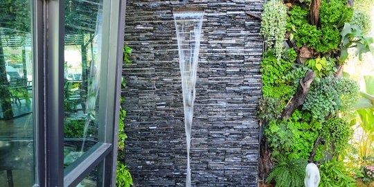 Tips hadirkan nuansa alam di rumah dengan water wall