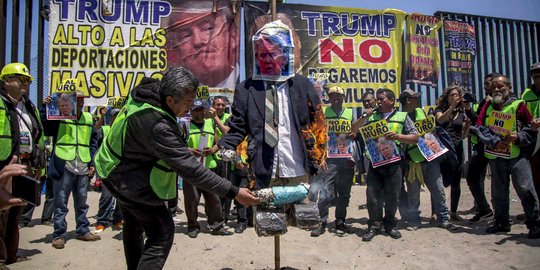 Protes kebijakan anti-imigran, warga Meksiko bakar boneka Donald Trump