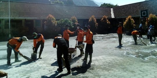 Sekolah dan tempat wisata jadi fokus pembersihan abu vulkanik Gunung Merapi
