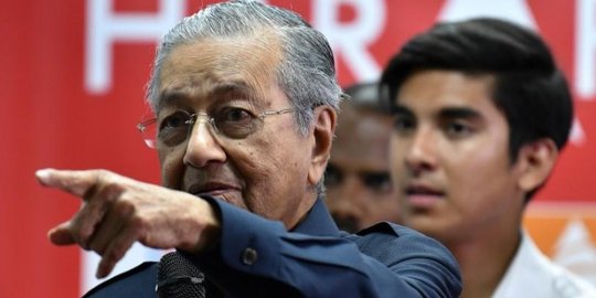 Mahathir Mohamad: Benar bahwa saya mencegah Najib meninggalkan negara