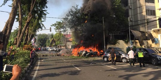 Tiga bom meledak di Surabaya, Risma dalam perjalanan pulang dari Saudi