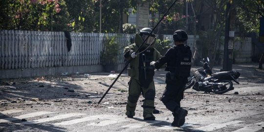 Tim Gegana sisir lokasi ledakan bom gereja di Surabaya