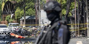 Bom bunuh diri di gereja Surabaya hancurkan sejumlah kendaraan