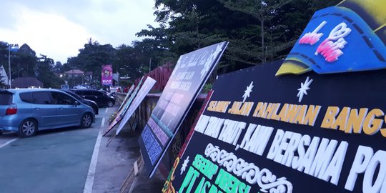 Ikut berduka bom Surabaya, warga Samarinda pasang karangan bunga