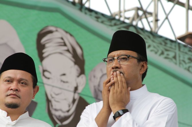 gus ipul bersama ribuan santri di tuban