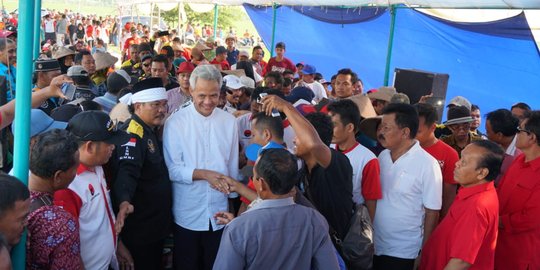 Saat bertemu petani Pati, Ganjar pimpin doa untuk korban bom Surabaya