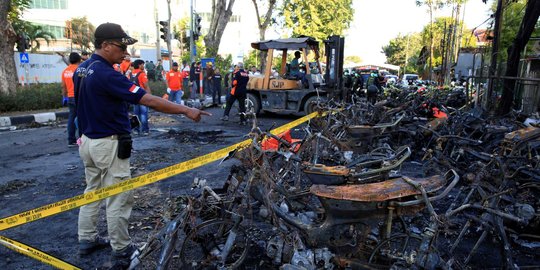 Densus geledah rumah kontrakan pelaku bom Surabaya, ada bom diledakkan