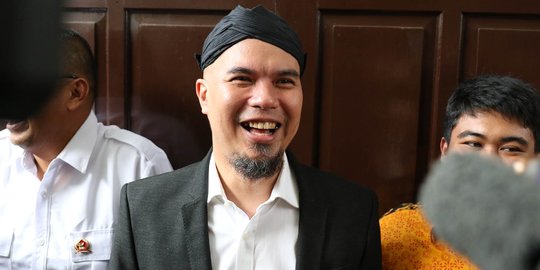 Pakai blankon, begini ekspresi Ahmad Dhani jalani sidang lanjutan