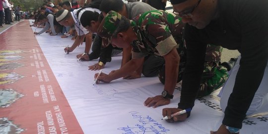 Polisi dan warga di Banda Aceh tandatangan petisi lawan terorisme