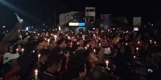 Solidaritas korban bom Surabaya, ribuan warga nyalakan lilin