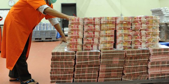 Rupiah kembali terperosok lewati level Rp 14.000 per USD