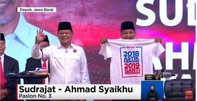 pasangan asyik pamerkan kaus 2019 ganti presiden di debat pilgub jabar