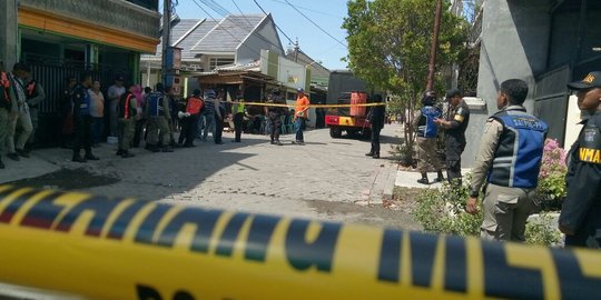 Polisi amankan sejumlah bom rakitan dari rumah bomber Surabaya