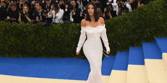 Kim kardashian rela sogok anak pakai lolipop demi foto bareng di hari ibu!