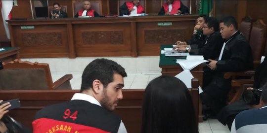 Sidang perdana, Fachri Albar ditegur hakim karena berkas tak lengkap & rompi tahanan