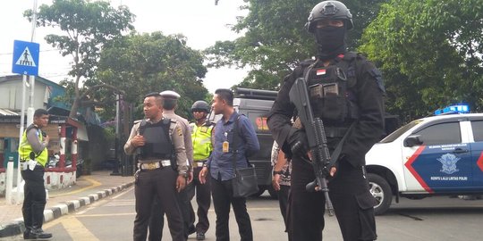 Ruas jalan Palmerah ditutup, tim Gegana sisir lokasi