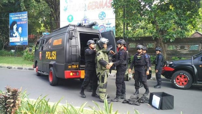 benda mencurigakan di depan kantor gubernur bali