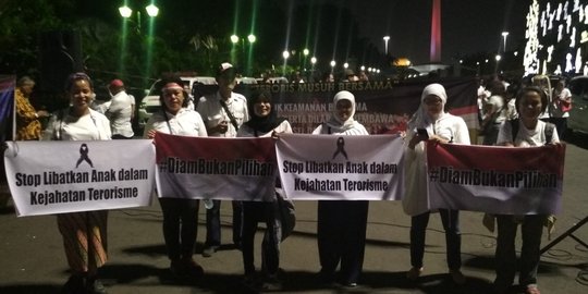 Tetes air mata warnai aksi doa bersama insiden bom Surabaya di Monas