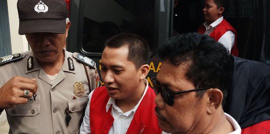 Sebelum pledoi, bos First Travel berdoa di ruang tunggu