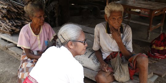 Warga Ende curhat ke Mama Emi, sulit jual Kakao karena jalan rusak