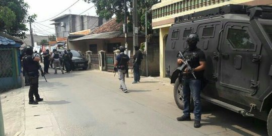 Densus 88 gerebek terduga teroris di Tangerang, warga dengar suara tembakan