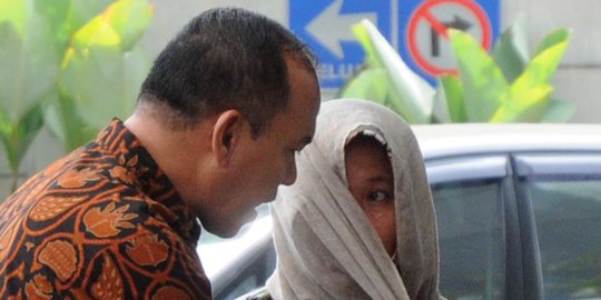 Keponakan Bupati Bengkulu Selatan tutupi wajah saat digelandang KPK