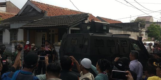 Densus 88 tangkap sejumlah orang dari lokasi kedua penggerebekan di Tangerang