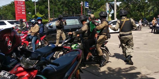 Foto anggota brimob, driver ojek online di Palembang ditangkap