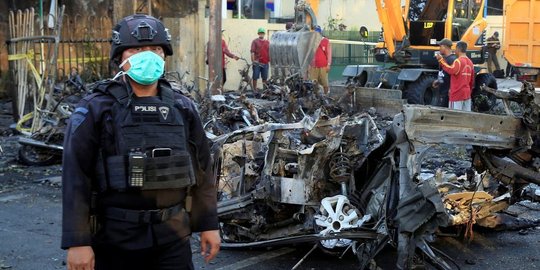 polisi dengan terduga teroris di surabaya rev1