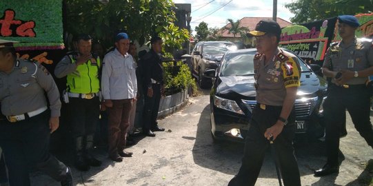 Kapolda Riau cium kening Iptu Auzhar korban tewas ditabrak teroris