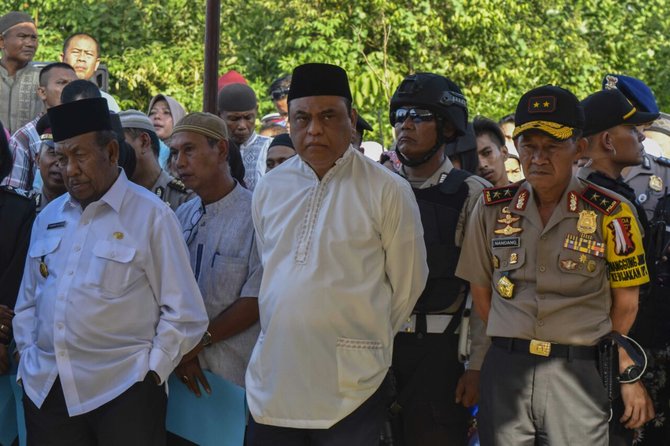 kapolda riau dan wakapolri melayat rumah polisi korban teroris