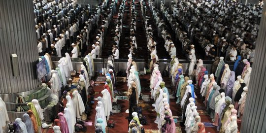 Ribuan jemaah Salat Tarawih penuhi Masjid Istiqlal