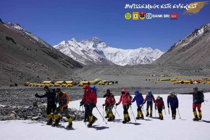 dua wanita indonesia di puncak everest