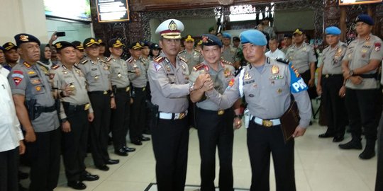 Tembak mati terduga teroris, Dirlantas Polda Riau Kombes Rudy dapat pin emas