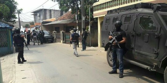 Warga pergoki perempuan terobos garis polisi TKP penangkapan teroris Tangerang