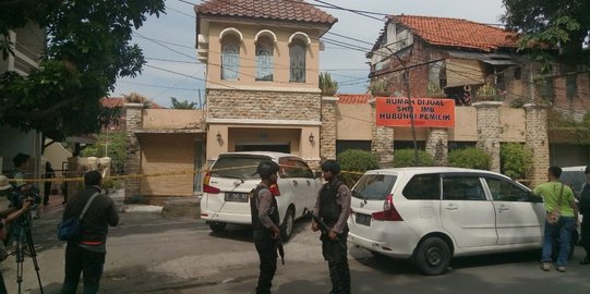 Geledah rumah terduga teroris di Surabaya, Densus 88 amankan sebuah tas kertas