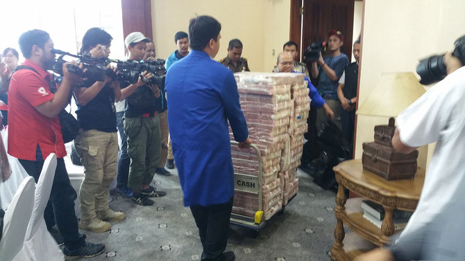 tumpukan duit samadikun hartono rp 87 miliar di atas troli