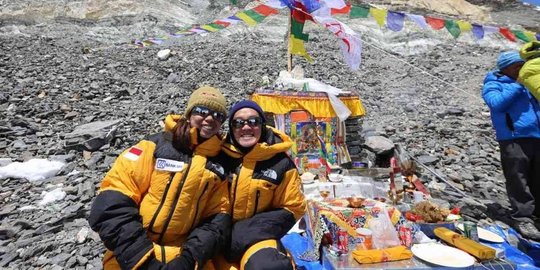 Jokowi bangga dua mahasiswi kibarkan bendera RI di Gunung Everest